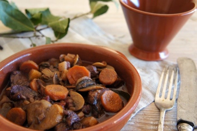 boeuf bourguignon cocinado a fuego lento